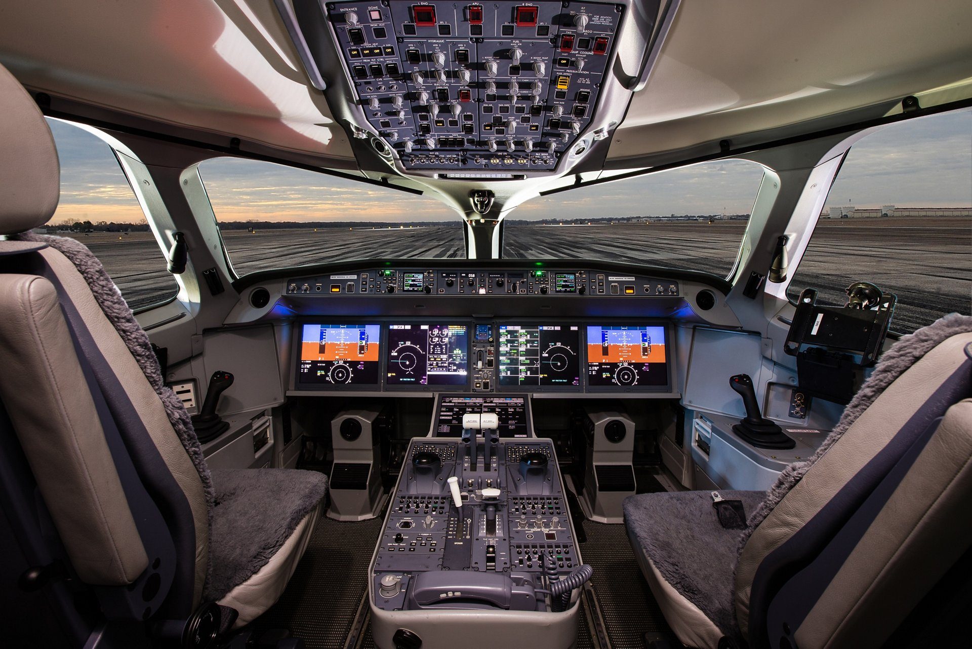 https://www.herkesicinhavacilik.com/wp-content/uploads/2019/08/airbus-a220-300-cockpit-1920x1281.jpg
